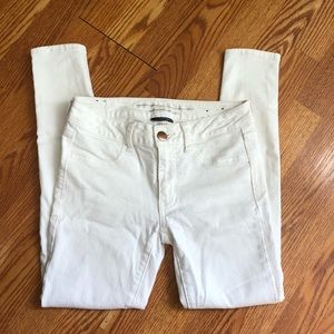 White American Eagle skinny jeans